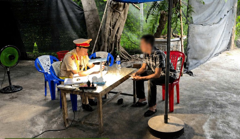 Xử phạt xe kh&aacute;ch vượt ẩu tr&ecirc;n đ&egrave;o An Kh&ecirc; từ clip tr&ecirc;n mạng x&atilde; hội - Ảnh 1.