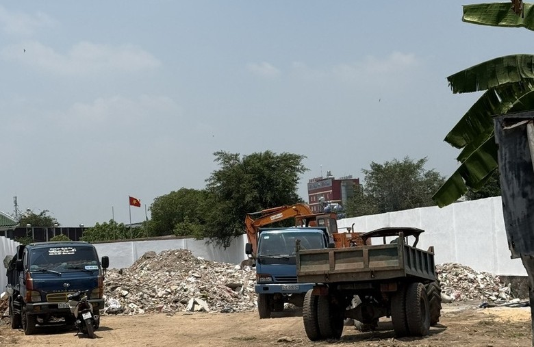 TP.HCM: Triệt ph&aacute; đường d&acirc;y đổ tr&aacute;i ph&eacute;p gần 800 tấn chất thải x&acirc;y dựng - Ảnh 2.