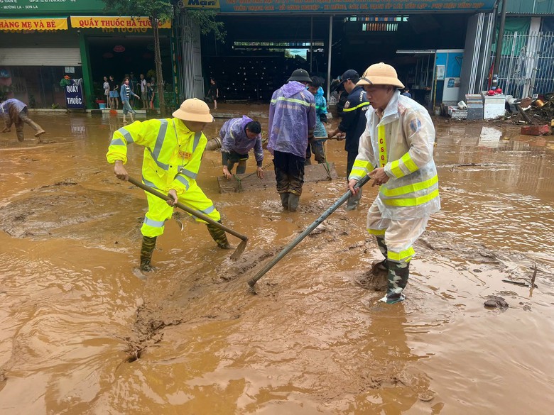 C&ocirc;ng an Sơn La hỗ trợ người d&acirc;n ứng ph&oacute; mưa lũ tại Mường La - Ảnh 3.
