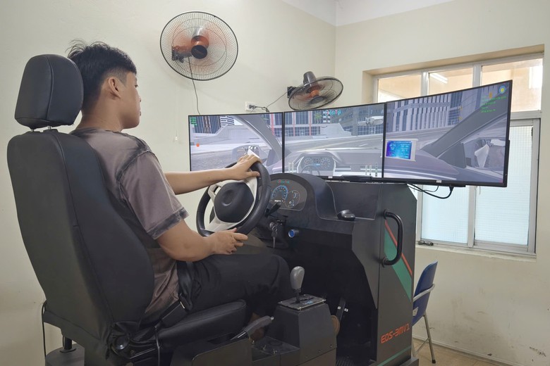 S&aacute;t hạch l&aacute;i xe thế n&agrave;o sau hơn 10 ng&agrave;y bỏ phần thi m&ocirc; phỏng tr&ecirc;n m&aacute;y t&iacute;nh? - Ảnh 2.