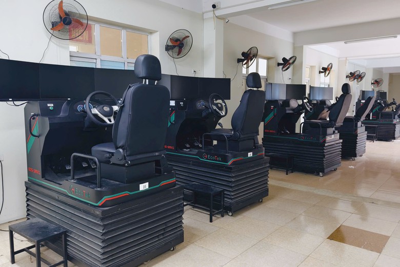 S&aacute;t hạch l&aacute;i xe thế n&agrave;o sau hơn 10 ng&agrave;y bỏ phần thi m&ocirc; phỏng tr&ecirc;n m&aacute;y t&iacute;nh? - Ảnh 4.
