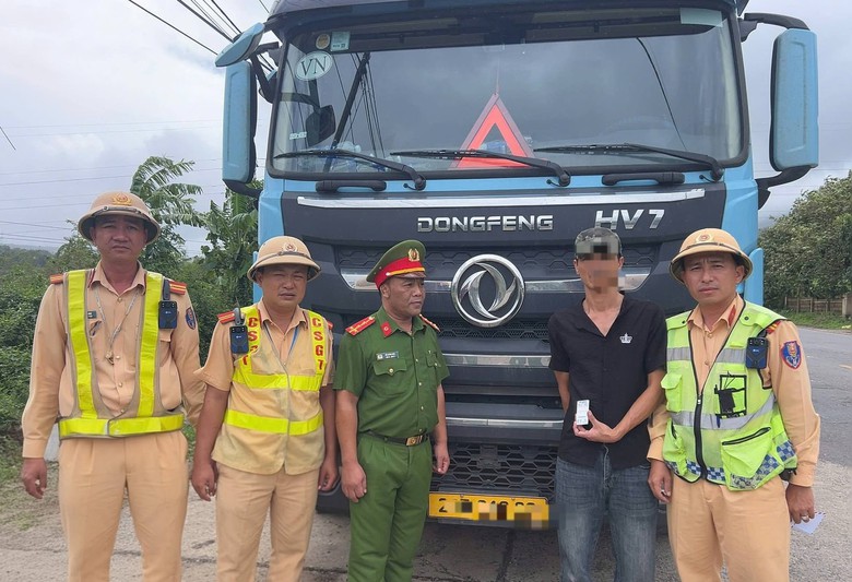 Quảng Trị: L&aacute;i xe đầu k&eacute;o t&agrave;ng trữ ma t&uacute;y, lộ th&ecirc;m vi phạm kh&ocirc;ng GPLX, dương t&iacute;nh ma t&uacute;y - Ảnh 1.