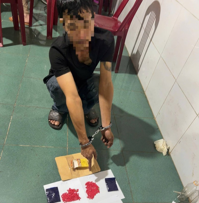 Quảng Trị: L&aacute;i xe đầu k&eacute;o t&agrave;ng trữ ma t&uacute;y, lộ th&ecirc;m vi phạm kh&ocirc;ng GPLX, dương t&iacute;nh ma t&uacute;y - Ảnh 2.