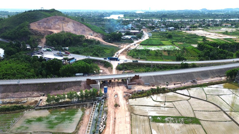 Vướng lồ cốt, xin điều chỉnh thiết kế n&uacute;t giao 300 tỷ đồng tr&ecirc;n cao tốc Cam Lộ - La Sơn - Ảnh 1.