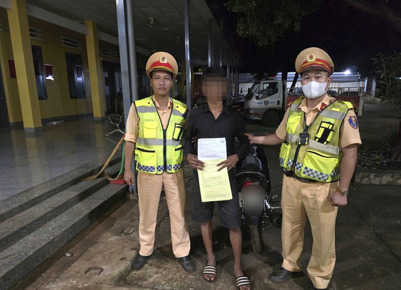 Đắk Lắk: CSGT liên tiếp phát hiện các trường hợp điều khiển xe máy dương tính với ma túy - Ảnh 1.