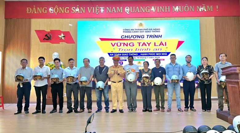 CSGT Đ&agrave; Nẵng xuống tận khu d&acirc;n cư tuy&ecirc;n truyền ATGT, hướng dẫn người d&acirc;n l&aacute;i xe an to&agrave;n - Ảnh 4.