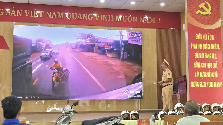 CSGT Đ&agrave; Nẵng xuống tận khu d&acirc;n cư tuy&ecirc;n truyền ATGT, hướng dẫn người d&acirc;n l&aacute;i xe an to&agrave;n - Ảnh 2.