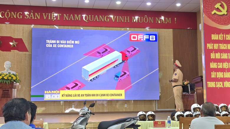 CSGT Đ&agrave; Nẵng xuống tận khu d&acirc;n cư tuy&ecirc;n truyền ATGT, hướng dẫn người d&acirc;n l&aacute;i xe an to&agrave;n - Ảnh 3.