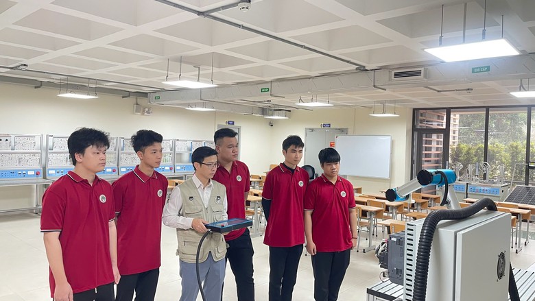 Người thầy tr&ecirc;n h&agrave;nh tr&igrave;nh đem c&ocirc;ng nghệ l&ecirc;n giảng đường - Ảnh 1.