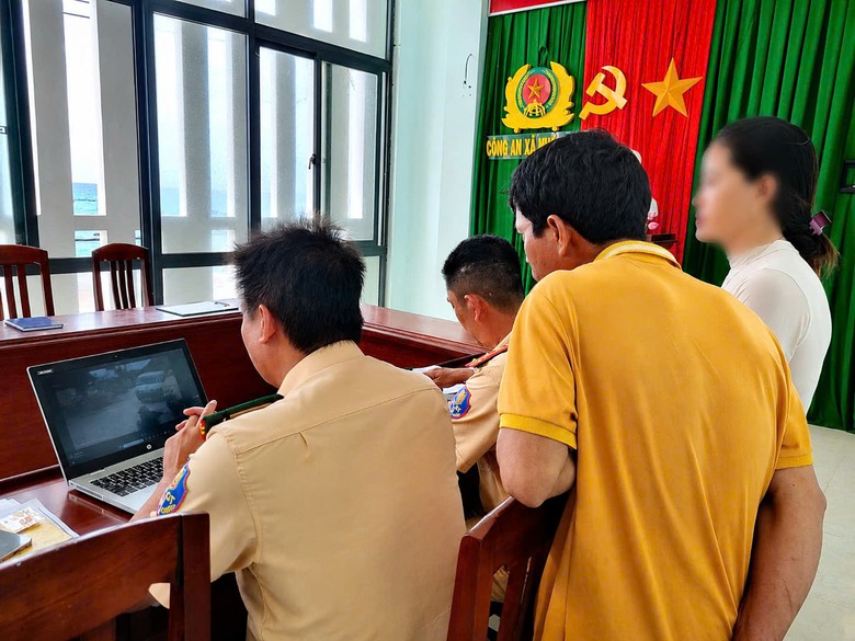 Gia Lai xử phạt xe chở kh&aacute;ch du lịch chở qu&aacute; số người tr&ecirc;n đảo C&ugrave; Lao Xanh - Ảnh 1.
