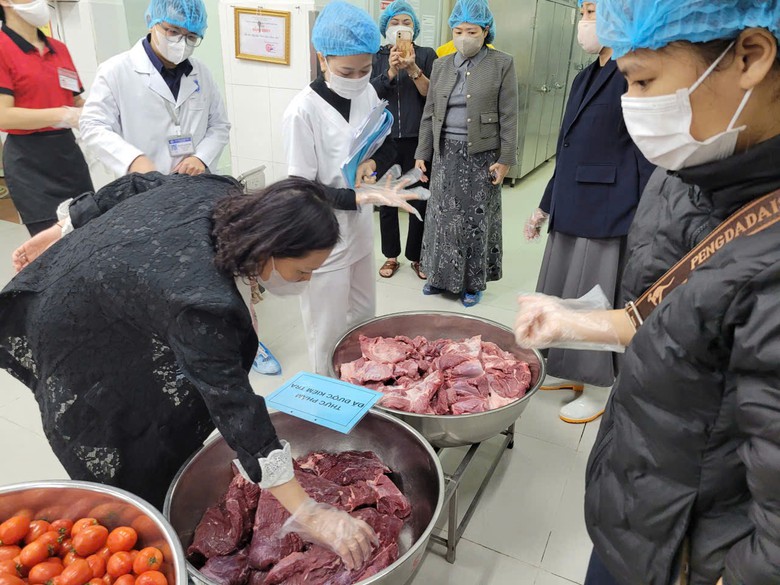 Hà Nội xử lý trách nhiệm nhiều tập thể, cá nhân tại 6 xã xảy ra vi phạm bữa ăn bán trú - Ảnh 1.