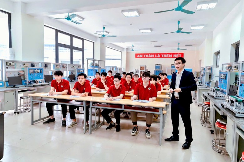 Người thầy tr&ecirc;n h&agrave;nh tr&igrave;nh đem c&ocirc;ng nghệ l&ecirc;n giảng đường - Ảnh 2.