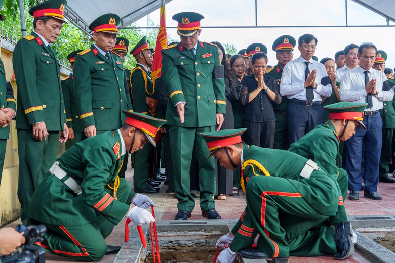 Đ&agrave; Nẵng: 5 h&agrave;i cốt liệt sỹ ở h&agrave;ng Đ&aacute; Sập trở về trong v&ograve;ng tay của đồng đội - Ảnh 4.
