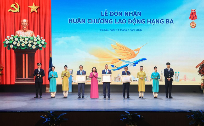 Vietnam Airlines đ&oacute;n nhận Hu&acirc;n chương Lao động hạng Ba v&agrave; Bằng khen của Thủ tướng - Ảnh 2.