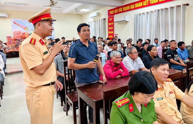 Huế: Tặng 200 &aacute;o phao v&agrave; tuy&ecirc;n truyền về an to&agrave;n giao th&ocirc;ng cho ngư d&acirc;n - Ảnh 1.