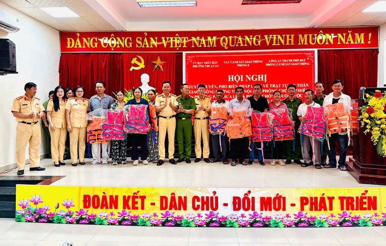 Huế: Tặng 200 &aacute;o phao v&agrave; tuy&ecirc;n truyền về an to&agrave;n giao th&ocirc;ng cho ngư d&acirc;n - Ảnh 2.