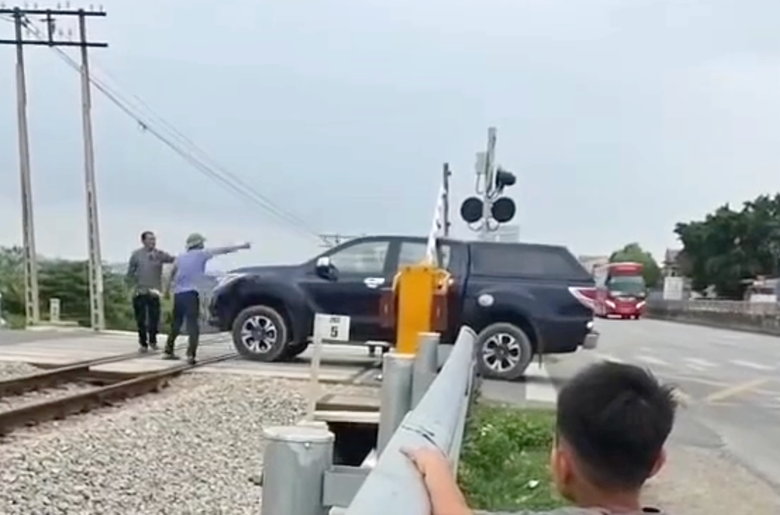 Nghệ An Xử l&yacute; nữ t&agrave;i xế băng qua đường sắt khi g&aacute;c chắn đ&atilde; hạ - Ảnh 1.