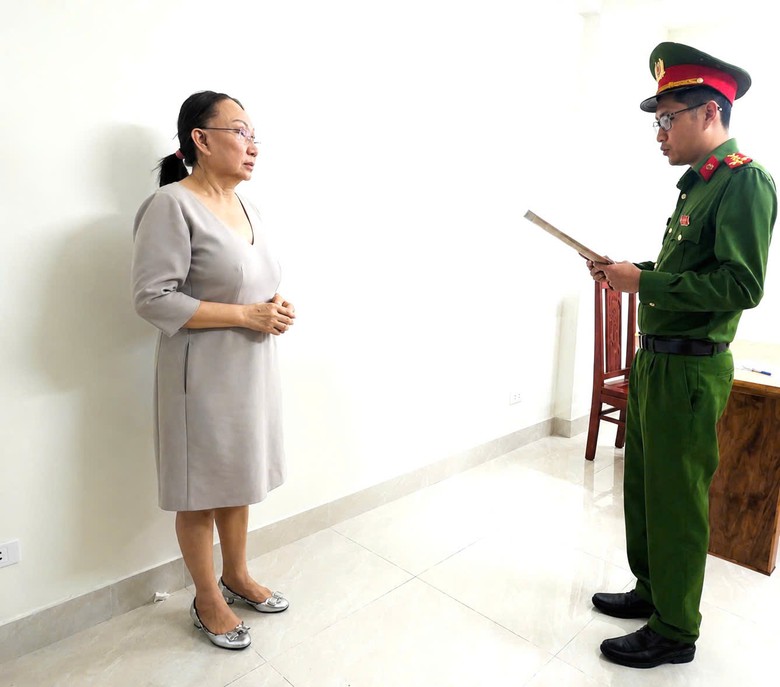 Vụ bu&ocirc;n lậu kim cương xuy&ecirc;n quốc gia: Khởi tố th&ecirc;m nhiều chủ tiệm v&agrave;ng - Ảnh 2.