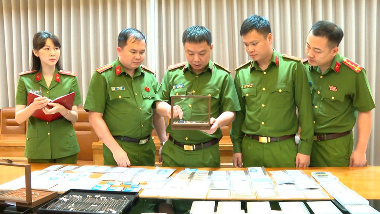 Vụ bu&ocirc;n lậu kim cương xuy&ecirc;n quốc gia: Khởi tố th&ecirc;m nhiều chủ tiệm v&agrave;ng - Ảnh 1.