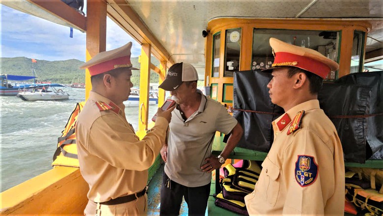 Siết an toàn trên những chuyến tàu ra đảo ở Khánh Hòa - Ảnh 5.