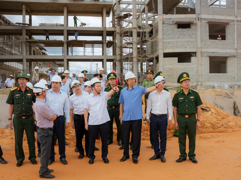 Ph&oacute; Thủ tướng L&ecirc; Tiến Ch&acirc;u kiểm tra tiến độ trường nội tr&uacute; li&ecirc;n cấp c&aacute;c x&atilde; bi&ecirc;n giới ở Huế - Ảnh 1.