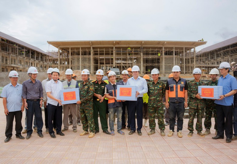 Ph&oacute; Thủ tướng L&ecirc; Tiến Ch&acirc;u kiểm tra tiến độ trường nội tr&uacute; li&ecirc;n cấp c&aacute;c x&atilde; bi&ecirc;n giới ở Huế - Ảnh 3.