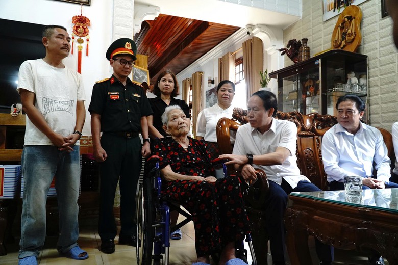 Ph&oacute; Thủ tướng L&ecirc; Tiến Ch&acirc;u kiểm tra tiến độ trường nội tr&uacute; li&ecirc;n cấp c&aacute;c x&atilde; bi&ecirc;n giới ở Huế - Ảnh 4.