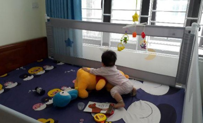 Kịp thời cứu sống trẻ suy hô hấp, co giật do kẹt cổ vào thanh chắn giường - Ảnh 1.