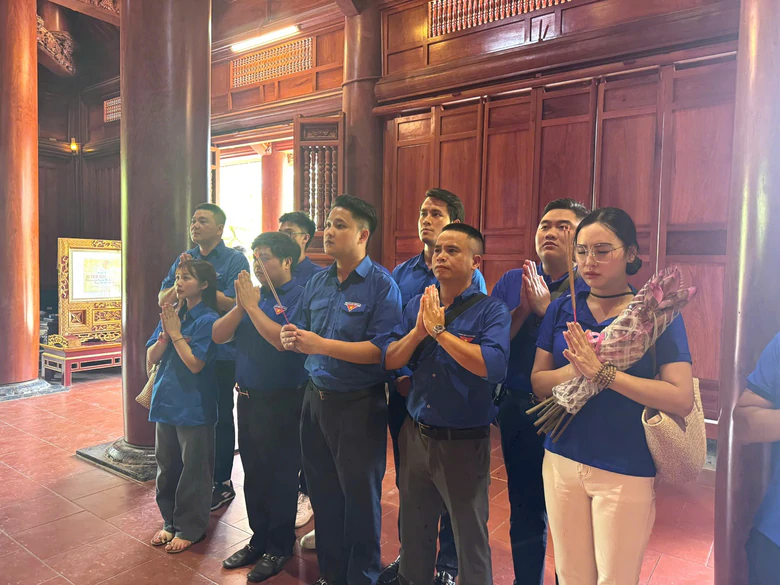 H&agrave;nh tr&igrave;nh về nguồn đầy &yacute; nghĩa của tuổi trẻ B&aacute;o X&acirc;y dựng - Ảnh 1.