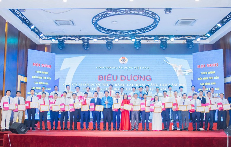 Biểu dương điển h&igrave;nh tiến tiến, lao động giỏi ng&agrave;nh x&acirc;y dựng - Ảnh 2.