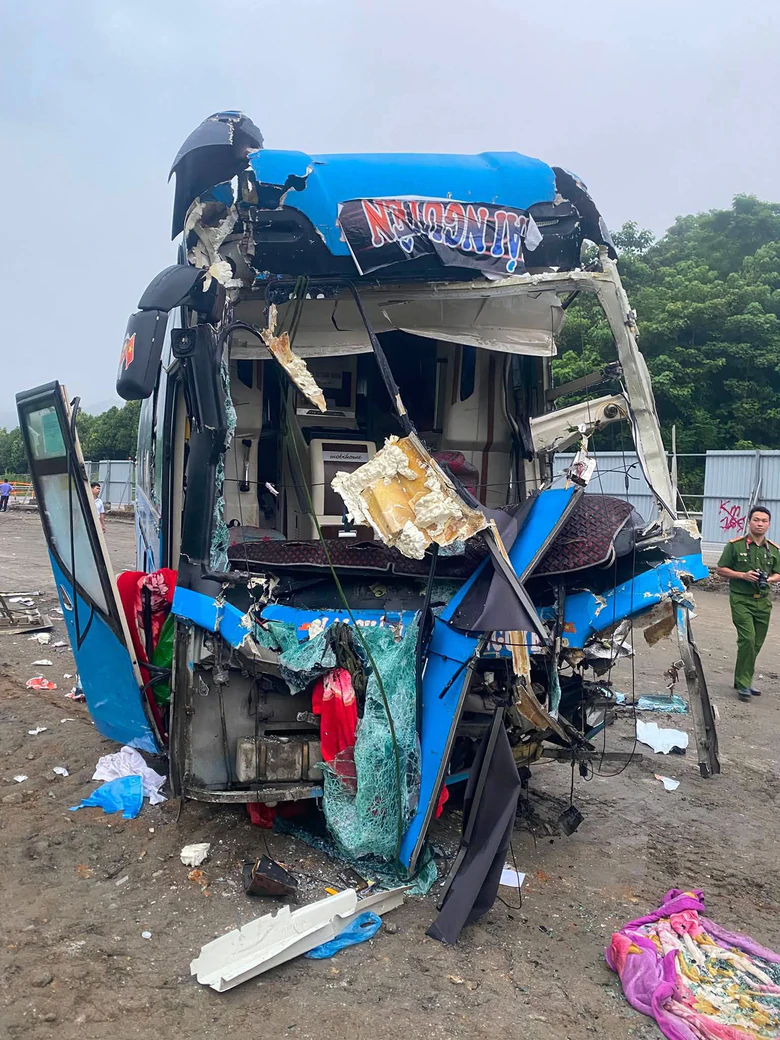 Va chạm giữa hai &ocirc; t&ocirc; tr&ecirc;n cao tốc Nội B&agrave;i - L&agrave;o Cai, 5 người bị thương, l&aacute;i xe tử vong - Ảnh 1.