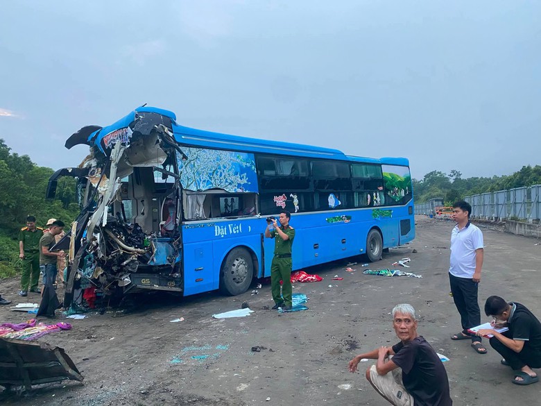 Va chạm giữa hai &ocirc; t&ocirc; tr&ecirc;n cao tốc Nội B&agrave;i - L&agrave;o Cai, 5 người bị thương, l&aacute;i xe tử vong - Ảnh 2.