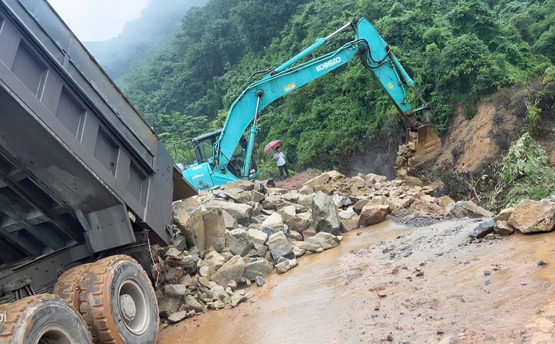 Khẩn trương khắc phục điểm đứt đường tr&ecirc;n Quốc lộ 12 nối Lai Ch&acirc;u - Điện Bi&ecirc;n - Ảnh 3.