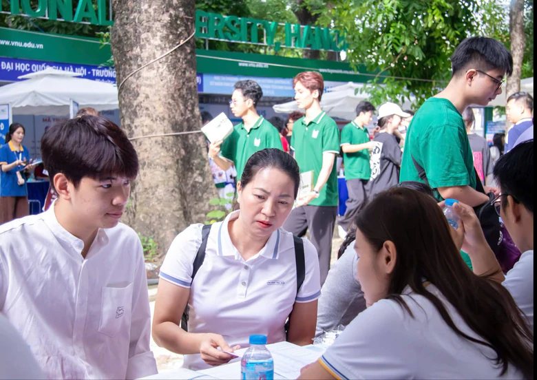 Loạt trường dự báo điểm chuẩn đại học 2026 - Ảnh 1.