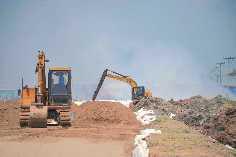 N&acirc;ng c&ocirc;ng suất mỏ, b&ugrave; nguồn đắp vật liệu thi c&ocirc;ng cao tốc Ch&acirc;u Đốc - Cần Thơ - S&oacute;c Trăng - Ảnh 1.
