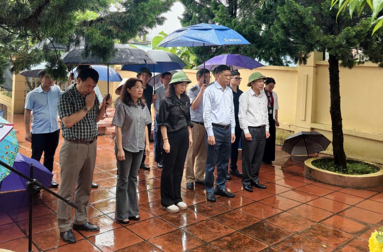 Đo&agrave;n c&ocirc;ng t&aacute;c Bộ X&acirc;y dựng tri &acirc;n, tưởng niệm c&aacute;c anh h&ugrave;ng liệt sĩ ở Điện Bi&ecirc;n - Ảnh 5.