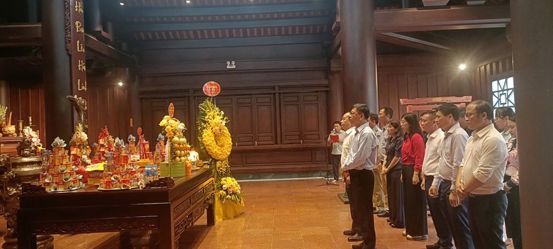 Đo&agrave;n c&ocirc;ng t&aacute;c Bộ X&acirc;y dựng tri &acirc;n, tưởng niệm c&aacute;c anh h&ugrave;ng liệt sĩ ở Điện Bi&ecirc;n - Ảnh 4.