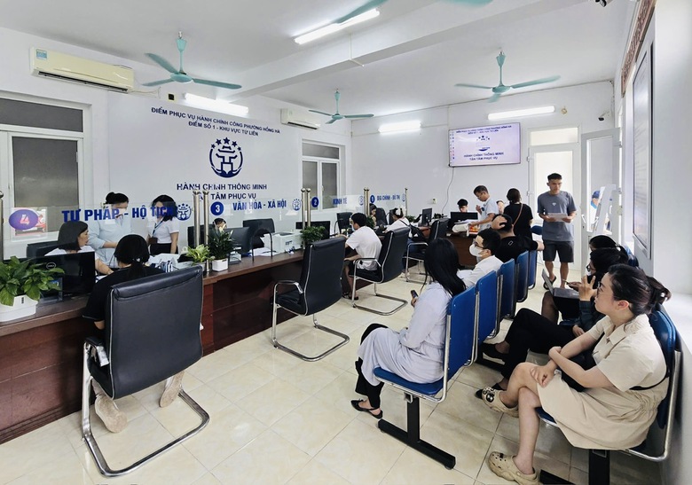 Một năm ch&iacute;nh quyền 2 cấp ở H&agrave; Nội: Từ bộ m&aacute;y tinh gọn đến nền h&agrave;nh ch&iacute;nh phục vụ - Ảnh 2.