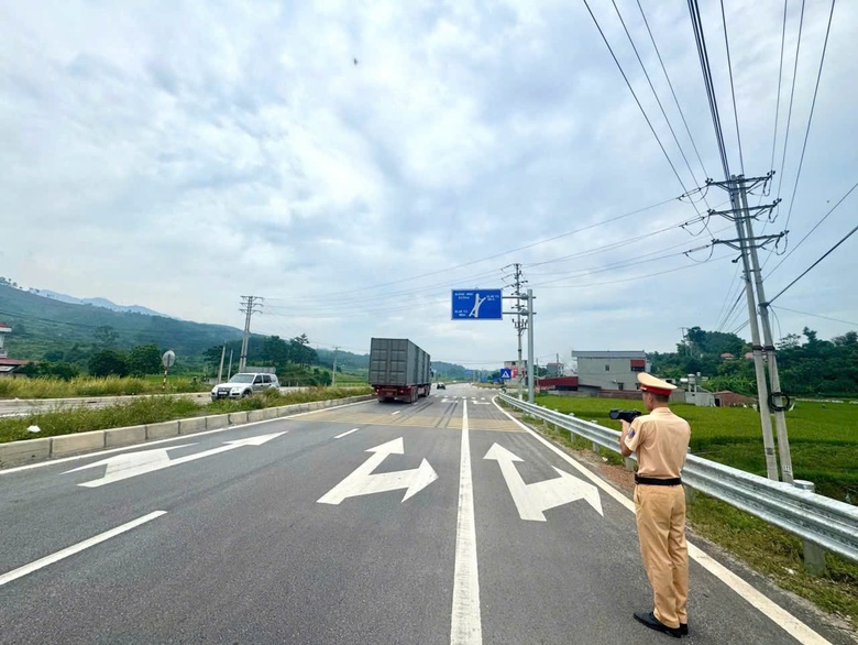 Nghịch l&yacute; đường rộng, đẹp lại nhiều vi phạm v&agrave; mất ATGT tại Lạng Sơn - Ảnh 2.