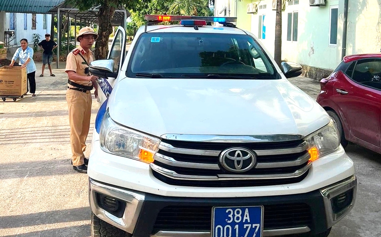 CSGT H&agrave; Tĩnh mở đường cho sản phụ kịp sinh con an to&agrave;n - Ảnh 1.