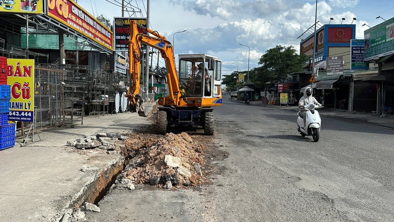 Đang sửa chữa đường Đồng Khởi, bổ sung hạ tầng tho&aacute;t nước tạm - Ảnh 1.