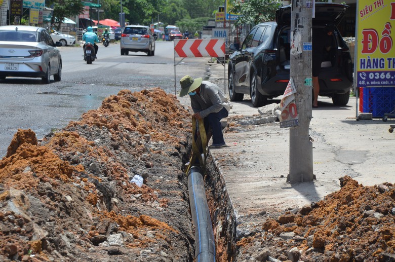 Đang sửa chữa đường Đồng Khởi, bổ sung hạ tầng tho&aacute;t nước tạm - Ảnh 2.