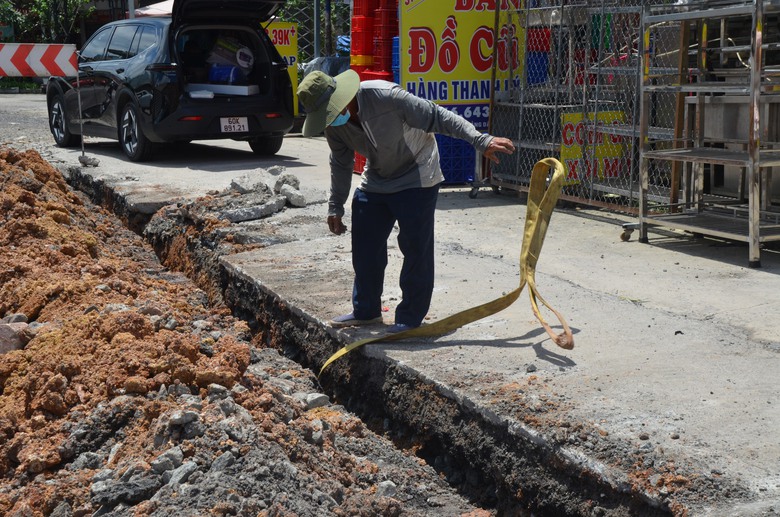 Đang sửa chữa đường Đồng Khởi, bổ sung hạ tầng tho&aacute;t nước tạm - Ảnh 4.