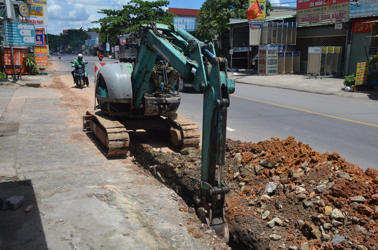 Đang sửa chữa đường Đồng Khởi, bổ sung hạ tầng tho&aacute;t nước tạm - Ảnh 3.