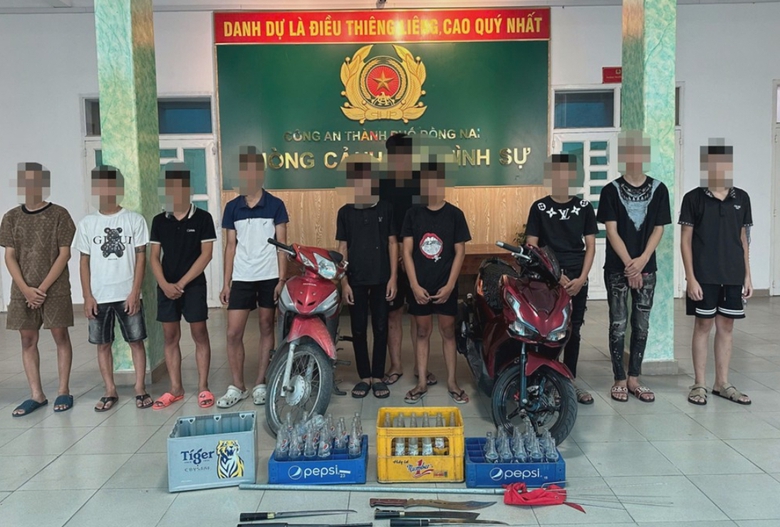 Tạm giữ 8 đối tượng mang "h&agrave;ng n&oacute;ng", chai bia g&acirc;y rối trật tự giữa phố ở Đồng Nai - Ảnh 1.