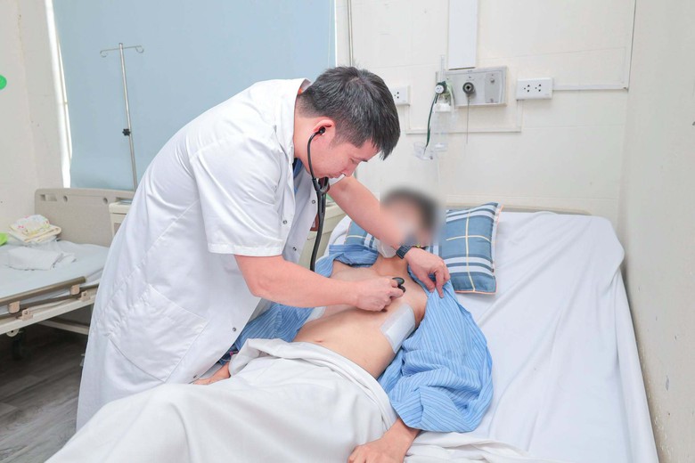 Chủ quan với ngực l&otilde;m bẩm sinh, b&eacute; trai 13 tuổi bị ch&egrave;n &eacute;p tim, phổi nặng - Ảnh 1.