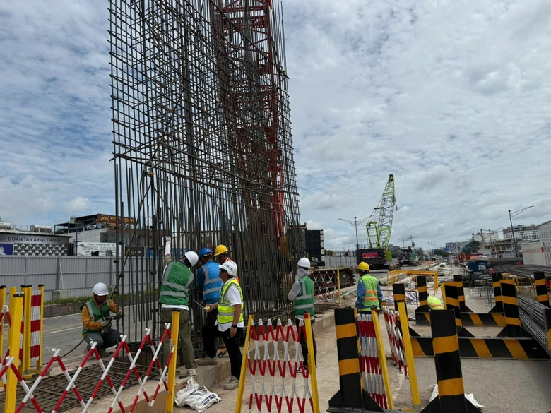 Metro số 2 bắt đầu hạ lồng thép thi công ga ngầm Phạm Văn Bạch - Ảnh 1.