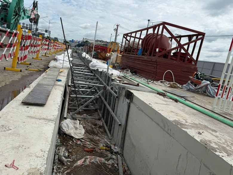 Metro số 2 bắt đầu hạ lồng thép thi công ga ngầm Phạm Văn Bạch - Ảnh 3.