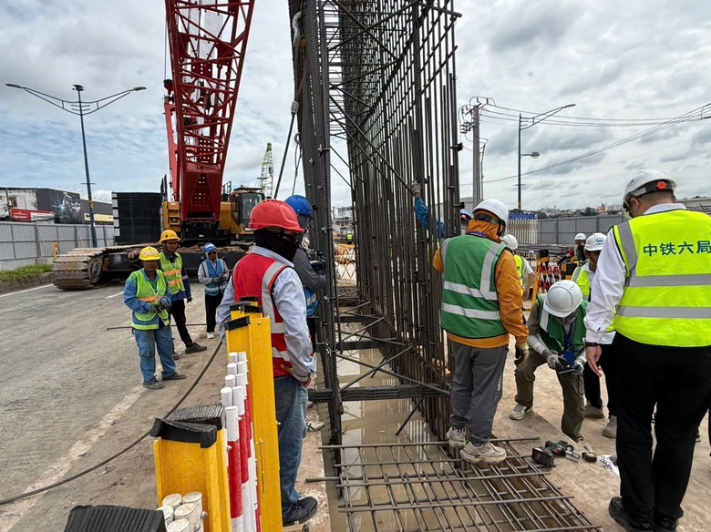 Metro số 2 bắt đầu hạ lồng thép thi công ga ngầm Phạm Văn Bạch - Ảnh 2.