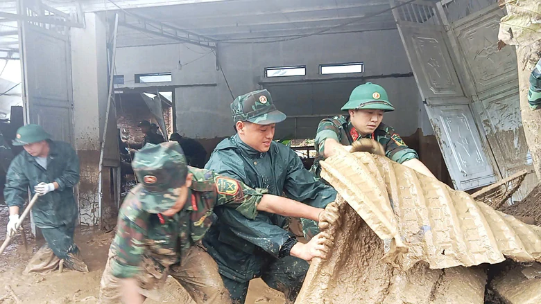 Tình người nơi rốn lũ Mường Than - Ảnh 1.